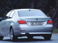 Til gjengjeld kan den av og til være litt vel tung å be, og i lave hastigheter er gearskiftene unødvendig rykkete. BMW har valgt kubikk fremfor kunstig åndedrett. 520i har derfor en 2,2-liters sekser.