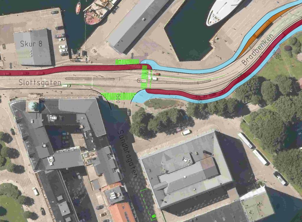 Løsning ved Slottsgaten og Bradbenken Krysset med Sandbrogaten er i dag fullkanalisert med venstre- og høyresvingefelt. I høyresvingefeltet er det tillatt for kollektivtrafikk å kjøre rett frem.
