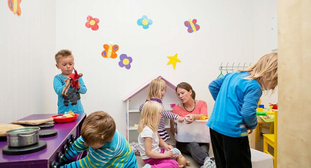 Personalet er opptatt av at barnehagen skal være en pedagogisk arena hvor barna skal oppleve en hverdag fylt av mestring, glede og vennskap gjennom tilrettelagte og spontane aktiviteter.