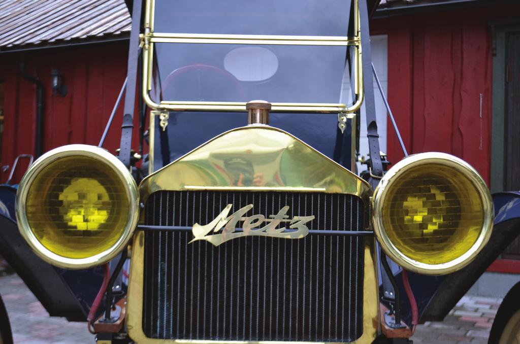Fronten på Metz-en, med lyktene drevet av karbid (som de gamle gruvelyktene) og navnet i grillen. Foto forf. ikke andre kjørbare utgaver av denne bilmodellen i Norge.