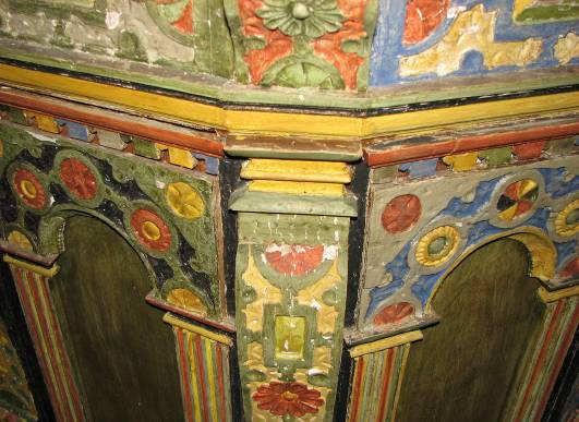 Altertavle og detaljer fra prekestol med himling Foreløpig plan for arbeidet med limfargen Limfargedekoren fra 1600-tallet er overmalt med limfarge og med oljemaling, sannsynligvis