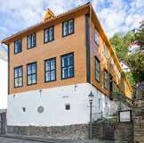 6 Skolemuseet Skolemuseet ligger i Bergens gamle latinskole. Reist i 1706 er dette Norges eldste skolebygning. Som besøkende kan du kjenne på atmosfæren fra det 18. og 19.