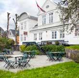 I disse naturskjønne omgivelser kan du treffe på både herskap og tjenere fra tider som er forbi. I Gamle Bergen kan også store og små prøve seg på balanseline, blydunk, stylter eller slengdisse.