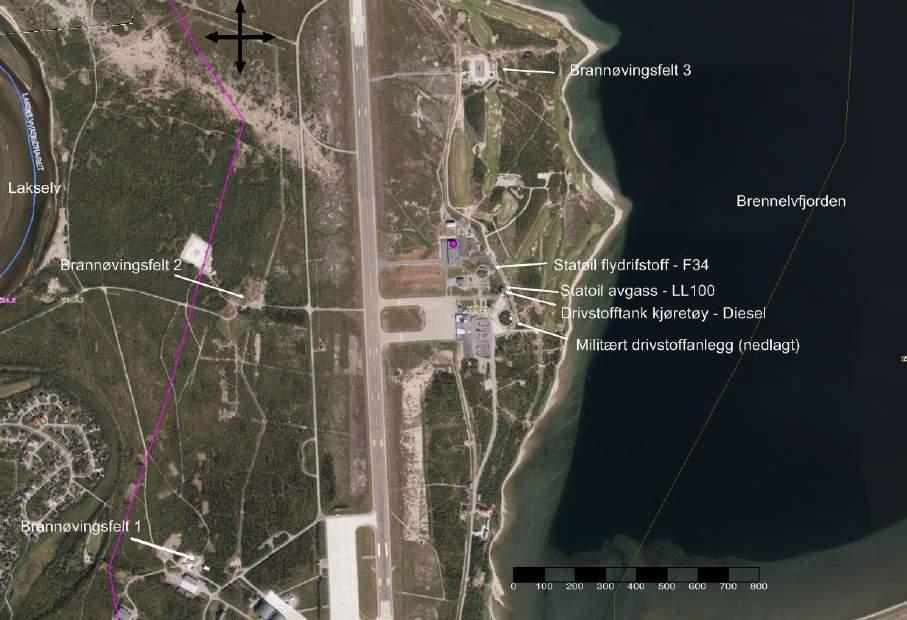 Figur 7-1. Lakselv lufthavn med plassering av brannøvingsfelt og tankanlegg. Rosa strek viser skille mellom nedbørsfelt (kilde: NVE Regine).