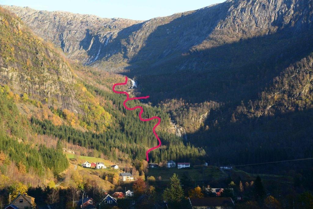 Bildetekst : Innteikna med raud strek vegen som går opp frå Myster på Eidsland og er tenkt som tilkomst til tre av dei omsøkte a. Dette gjev ei stor sår i landskapet.