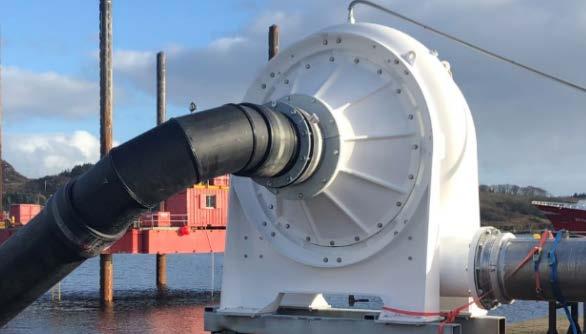 Fisken pumpes inn gjennom en 500 mm slange, - 2.000 m3 vann i timen Vannet går gjennom et lusefilter for det blir sluppet tilbake på lokalitet.