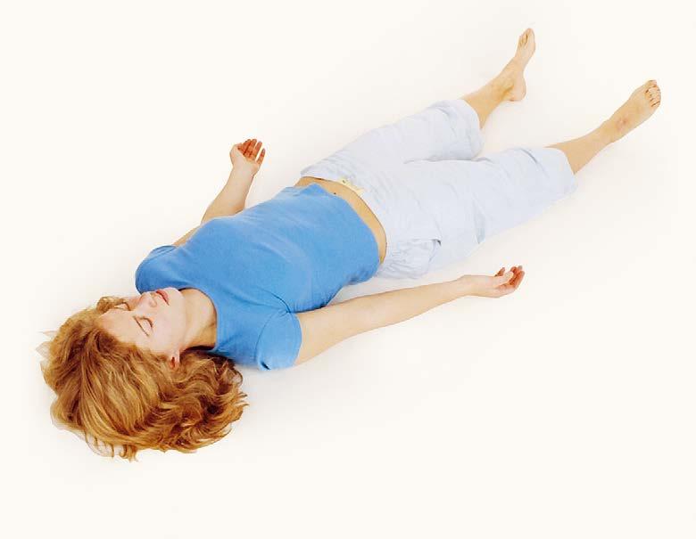 Mellom søvn og våkenhet Yoga Nidra er en meget effektiv avspenningsteknikk. Man følger den muntlige instruksjonen uten å anstrenge seg.