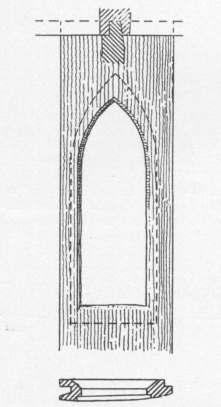 Også i korets østvegg er det to spissbuete glugger som synes å være opprinnelige. Lysåpningene er ca. 22 cm brede og 70 cm høye og skråner innover mot rommet.