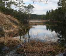liten innsjø som ligger i «Fjella» området» i Rakkestad kommune i indre Østfold. Dette området er en del av det sørøstnorske grunnfjellsområdet og bergarten er for det meste gneis.