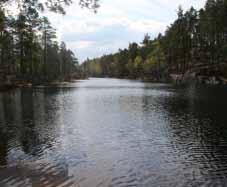 relativt liten innsjø som ligger i «Fjella» området» i Rakkestad kommune i indre Østfold. Dette området er en del av det sørøstnorske grunnfjellsområdet og bergarten er for det meste gneis.