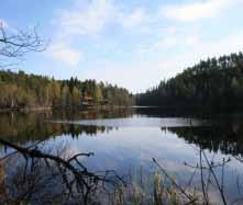 svært liten innsjø som ligger i «Fjella» området» i Rakkestad kommune i indre Østfold. Dette området er en del av det sørøstnorske grunnfjellsområdet og bergarten er for det meste gneis.