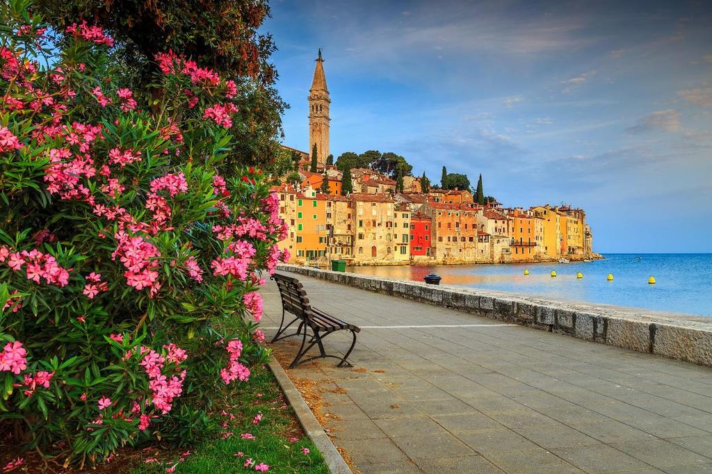 1 ROVINJ DEN KROATISKE PERLEN Bli med til vakre Kroatia ved Adriaterhavets kyst. Adriaterhavets krystallklare vann omkranser Rovinj en liten fascinerende by, med lange historiske linjer.