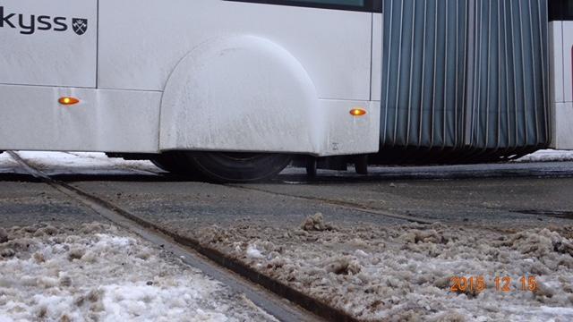 2 I sluttrapporten er det konkludert med at man ved en oppbygging av plattformen til 18 cm og dersom bussen kan knele, vil man oppnå at plattform og bussgulv ligger i samme plan og vil gi en trinnfri