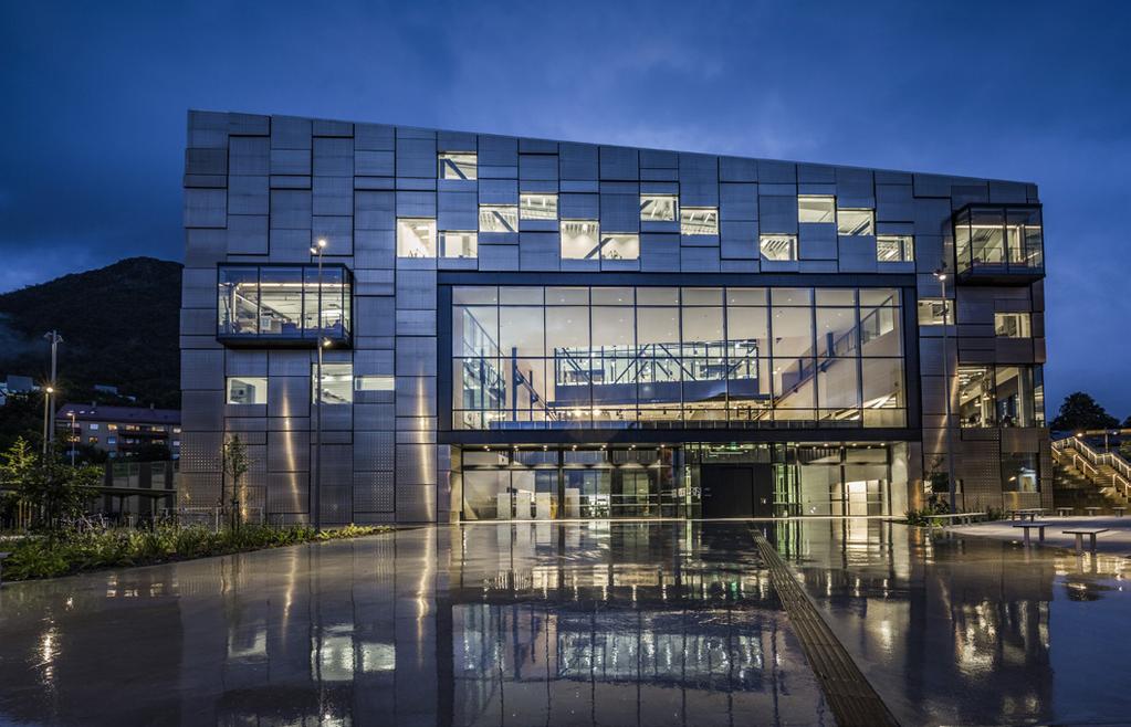KORT OM PROSJEKTET Det nye bygget til Kunst- og designhøgskolen i Bergen (KHiB) er tegnet av det internasjonalt renommerte arkitektkontoret Snøhetta.