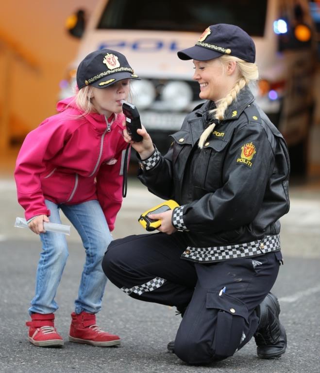 Sammen om trygge lokalsamfunn Politiet er avhengig av et godt samarbeid med kommunene for å lykkes med sitt samfunnsoppdrag Et enda tettere og mer strukturert samarbeid mellom politiet og