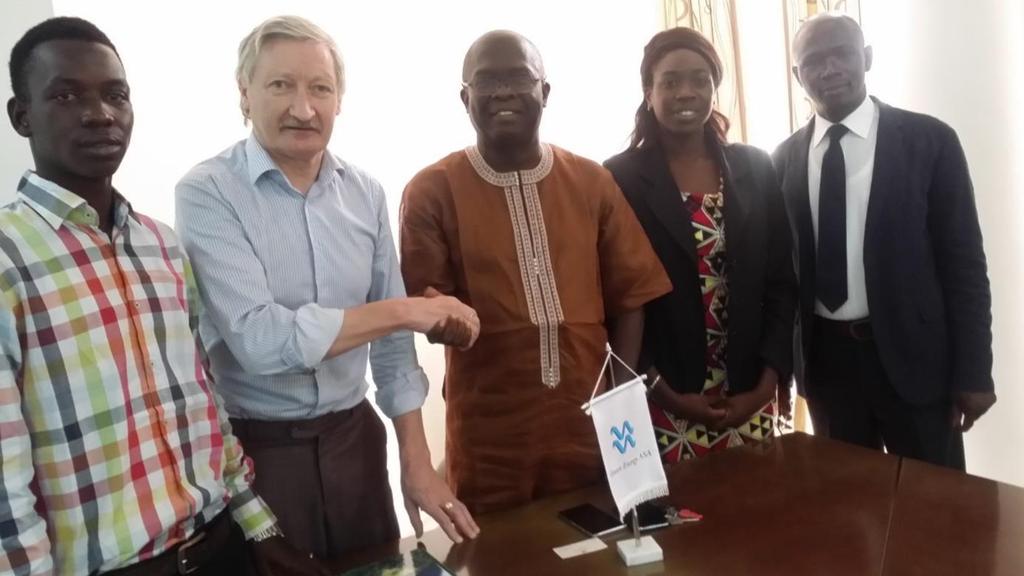 Og her et bilde fra mars 2017: Fra møtet i Banjul, Gambia i mars 2017. Fra venstre; kjentmann Baraka Drammeh, Asbjørn Skotte, Energiminister Momodou O.