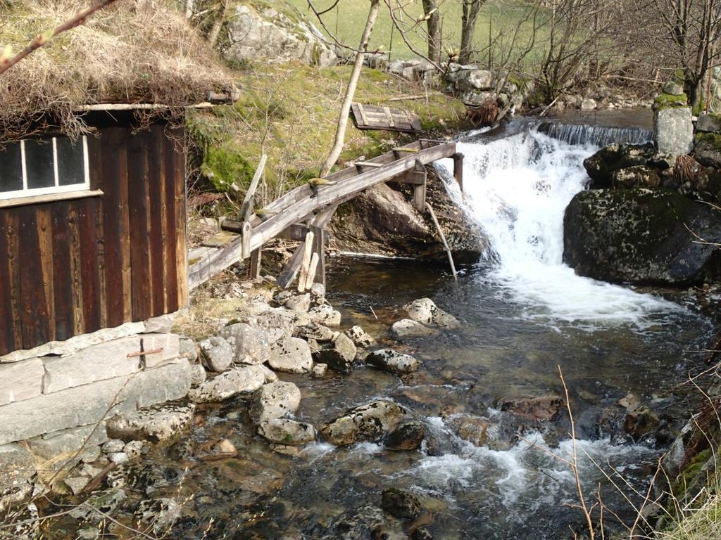 Fossen kan bli passerbar dersom terskelen og steinmasser i øvre del av fossen