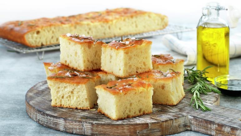 Tøm i litt av hvetemelet og elt deigen jevn og smidig. Tøm i resten av olivenolje mot slutten av eltingen. Det gjør at deigen ikke klisser mot hendene og bakebollen. 4.