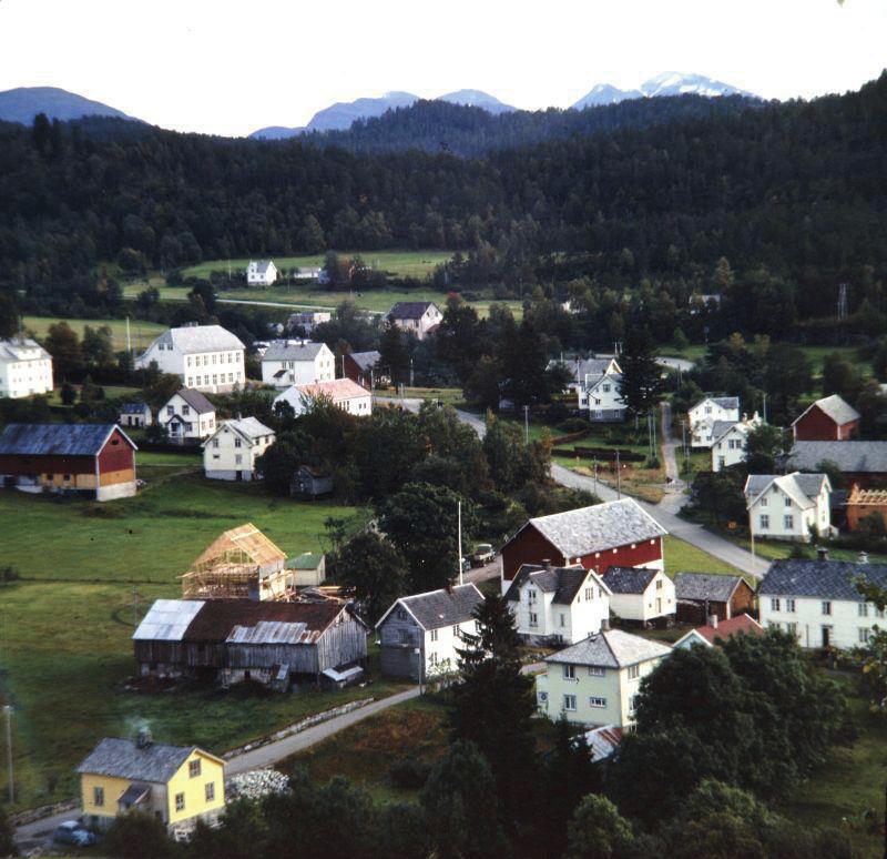 Sjøholt har historisk vært preget av hvitmalt trehusbebyggelse og røde naust. Stedet ble kalt «den hvite perlen ved fjorden», en identitet med mer positiv klang enn slik sentrum oppfattes i dag.