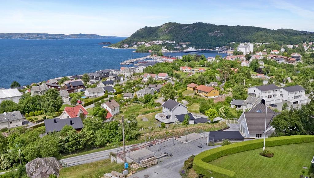 Du får tidsriktige og funksjonelle romløsninger inne, god Bygningens høydeplassering som er angitt på tegning, baserer seg på kjente opplysninger ved prosjekteringstidspunktet.