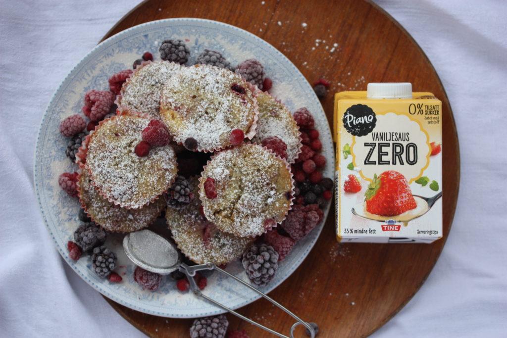 Skogsbærmuffins med crumble og vaniljesaus ANNONSE De siste ukene har det foregått en intern konkurranse blant noen av oss matbloggere om å lage den beste desserten med Piano Vaniljesaus Zero.