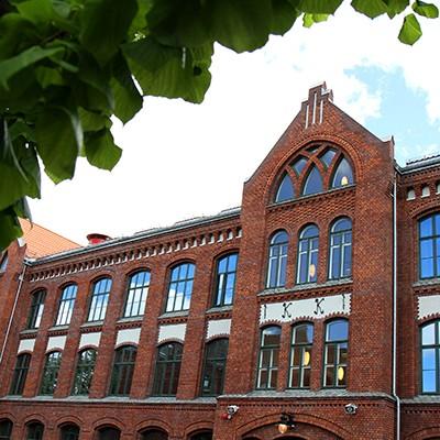 Oslo kommune Utdanningsetaten Foss vgs minosloskole.no Skolens profil Skolens profil Foss videregående skole tilbyr studiespesialisering og musikk/dans/drama med fordypning i musikk.