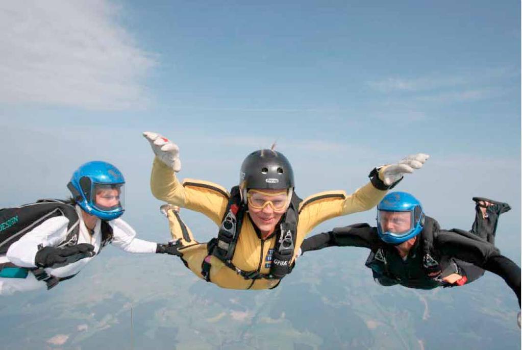 For kr 13.490 lærer vi deg å hoppe! Fly med oss! Stadig flere oppdager at fallskjermsporten faktisk er tilgjengelig for alle.