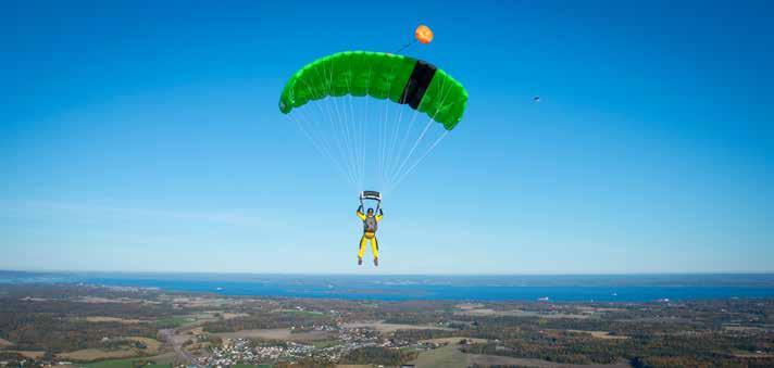 Hvordan blir jeg fallskjermhopper? Tønsberg Fallskjermklubb har lang erfaring med å utdanne fallskjermhoppere, og har noen av de mest erfarne fallskjermhopperne i hele Norge i staben med instruktører.