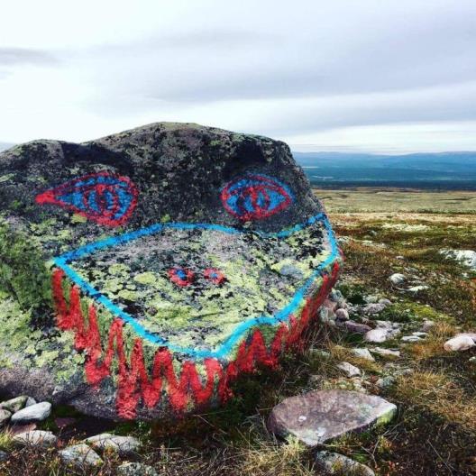 Tagging i Sølen Det ble oppdaget tagging på en rekke større og mindre steiner langs hovedstien fra Gravåsen til Sølentoppen, samt på fast fjell på toppen av Sølen i høst.