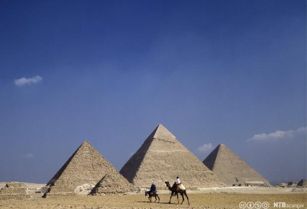 Volumet av en pyramide vil alltid være 1 3 av volumet av et rett prisme med samme grunnflate og høyde.