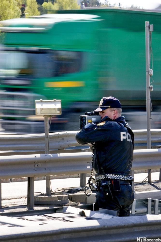 Politiet bruker lasermåler for å måle avstander. En lasermåler sender ut og mottar pulser av usynlige infrarøde stråler (laserlys). Lysets hastighet er konstant.