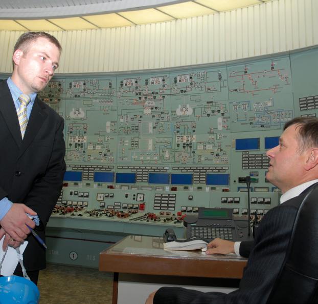 kineserne sterkt på dette. Russerne bygger det første flytende kjernekraftverket. Slike kraftverk vil tilbys i et internasjonalt marked.