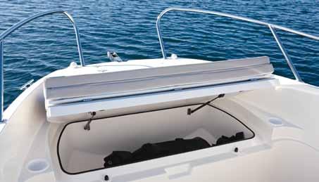 svingbare førerseter med vendbare puter for både stående og sittende posisjon sikrer optimal kjørekomfort. Allsidighet Det er en fullt utstyrt båt for å nyte sola.
