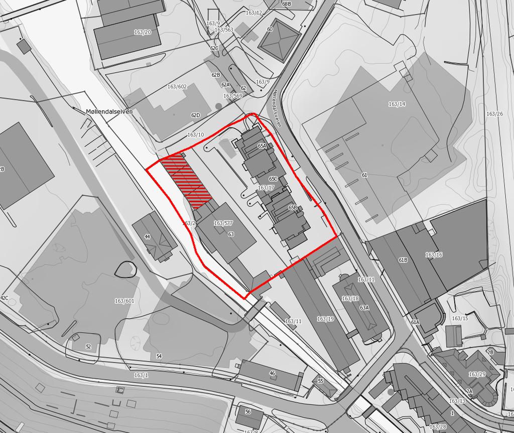 Dagens situasjon. Planområdet er markert med rød, heltrukken linje, «cementstøperiet» er markert med rød skravur. 4.