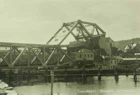 Skansen jernbanebru Brua ble tatt i bruk i 1918 for å lede jernbanen over utløpet av Vestre kanalhavn på Skansen. Det er ei vippebru i stål med et stort lodd som motvekt på landsida.