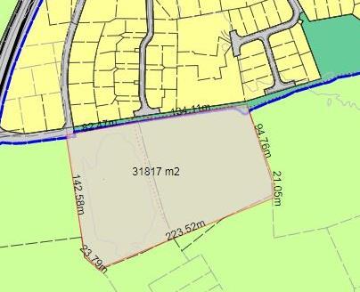 Arealet ligger ca. 350 m fra dagens barneskole. Planstatus: I kommuneplanens arealdel er arealet avsatt til LNF.