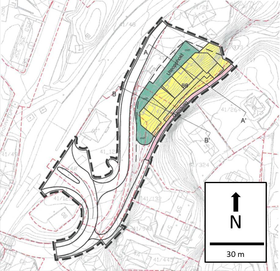Figur 1: Kart over det undersøkte området med planlagt bebyggelse. Den skisserte gangveien bak boligblokken følger omtrent hvor eksisterende gangvei krysser skrenten.