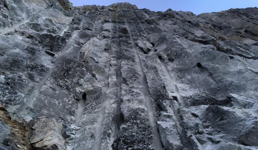 Side 6 av 14 GEOLOGISKE VURDERINGER 4.1 Bergskjæring Statens vegvesens håndbok N200 anbefaler grøftebredder for veger avhengig av høyde på bergskjæringen (Figur 2 og Figur 3).