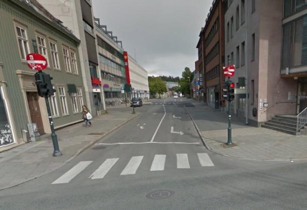 Munkegata nord (ved Stiftsgården) Det ble registrert i alt 144 syklister og 1239 gående (1 time ettermiddag) Gaten har kun adgang for taxi, elbil og varelevering.