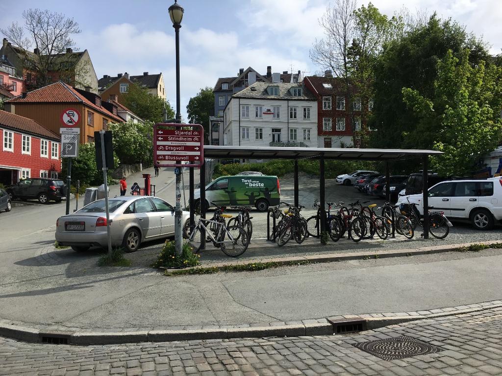 Sikker sykkelparkering: Er det mulig å låse fast sykkelen på en forsvarlig måte til et sykkelstativ på et sted der det også er god sosial kontroll?