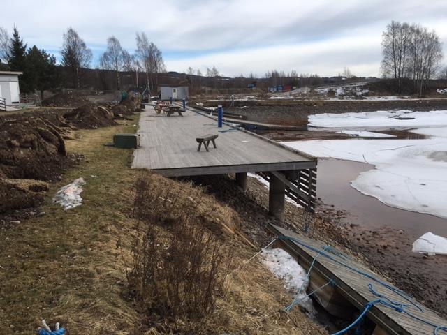 I forbindelse med arbeider på land vest for båthavna noen måneder før sedimentundersøkelsen var det gjort arbeider i sjøen sør for den lengste moloen.