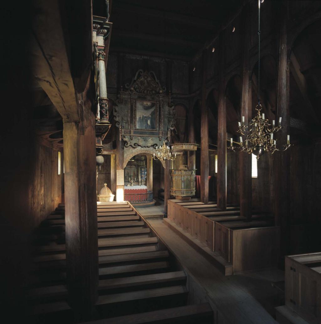 Kyrkjerommet: Skipet i kyrkja med korbogen og Gjødeepitafet. Foto: Ragnar Utne, Riksantikvarens arkiv. Kaupanger stavkyrkje BYGNINGSBESKRIVING Kaupanger stavkyrkje ligg inst i Sognefjorden.