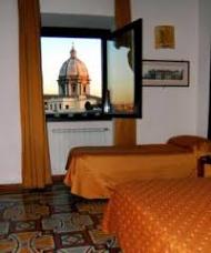 I tillegg til lobbybaren har hotellet en fin takterasse hvor du nyte panorama-utsikt over hele Roma.
