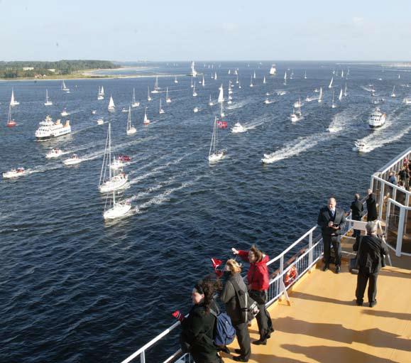 Venstre side: Color Magic ankommer Kiel for første gang. Tusener møter frem i havnen i Kiel for å hilse Color Magic velkommen.