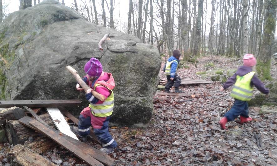 Ved eventyrskogen lekte barna med slengdissene, klatret i trærne og hadde forskjellig rollelek sammen.
