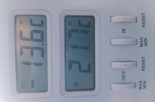 DEL 1 Uten hjelpemidler Oppgave 1 (1 poeng) Et termometer viser temperaturen ute og inne en vinterdag. Ute Inne 13,6 C 21,7 C Bestem forskjellen på temperaturen ute og inne.