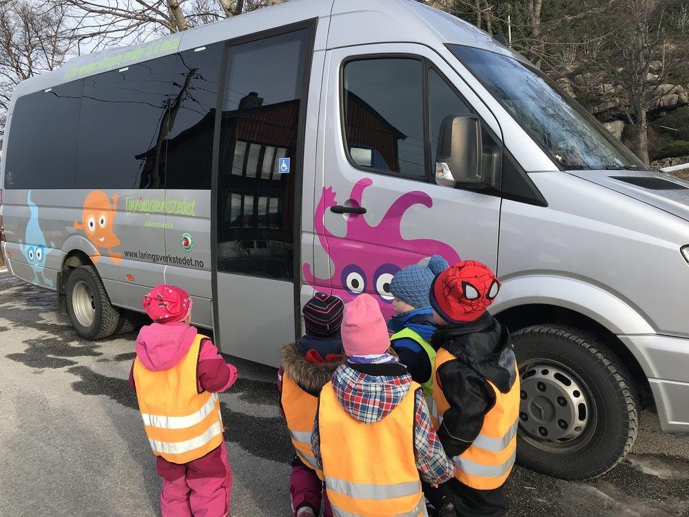 Temaarbeid - styrer og pedagoger utarbeider innhold og prosess i samarbeid med barnehagens øvrige medarbeidere. Temaarbeid er aktiviteter/prosjekter iverksatt av de voksne i barnehagen.