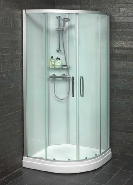 For at glassdørene ikke skal ta i gulvet, løfter de seg 5 mm ved åpning. Når dusjen ikke brukes, kan dørene svinges innover for å spare plass.