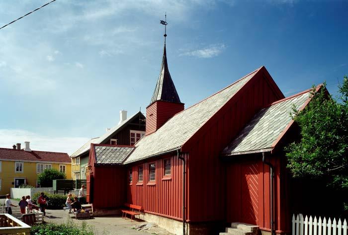Raudmåla: Stavkyrkja er plassert i eit tett trehusmiljø på den vêrharde øya Grip.