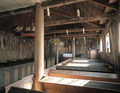 Interiør: Stavkyrkja har takbjelkar, typiske for Møre-typen, som spenner over kyrkjerommet. Foto: Riksantikvaren frå 1500-talet.